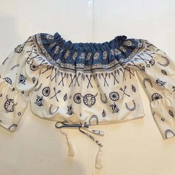 Amanda’s Place Off Shoulder Fluted Sleeve Drawstring Hem Top, women’s size S - Picture 3 of 11